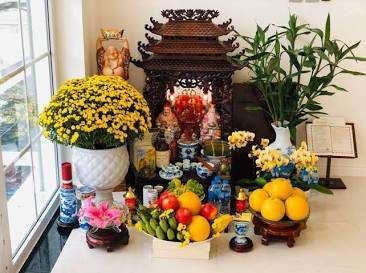 The compact floor altar